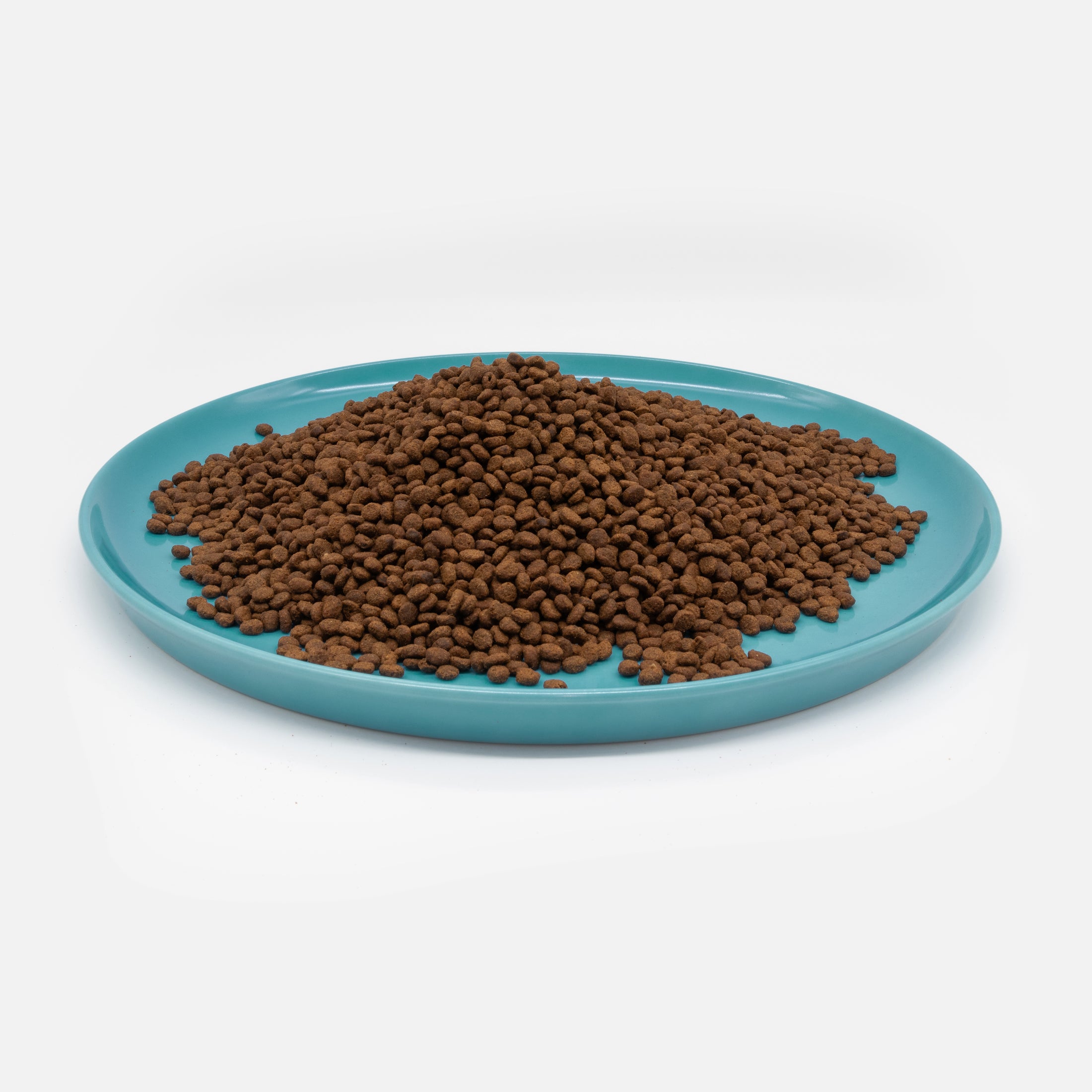 Blauer Katzenteller aus Porzellan in Größe 42 cm gefüllt mit einem Berg Trockenfutter – Ansicht von schräg oben (Mountain Lake)