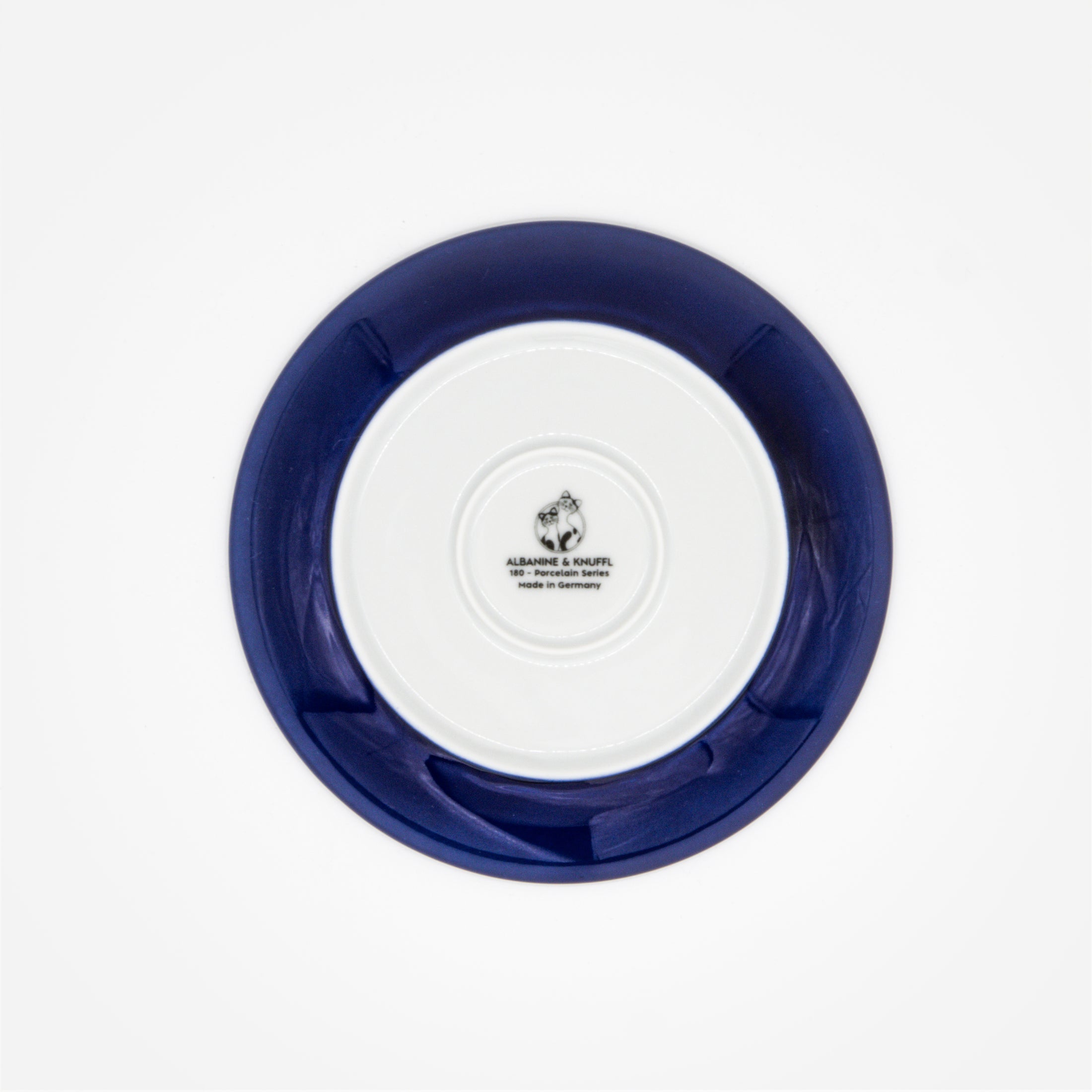 Rückseite dunkelblauer Katzenteller aus Porzellan in Größe 18 cm mit Füßen und Bodenmarke – Ansicht von oben (Moonlit Atlantic)