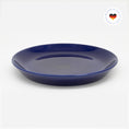 Bild in Galerie-Betrachter laden, Dunkelblauer Katzenteller aus Porzellan in Größe 20 cm – Ansicht von schräg oben (Moonlit Atlantic)
