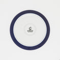 Bild in Galerie-Betrachter laden, Rückseite dunkelblauer Katzenteller aus Porzellan in Größe 20 cm mit Füßen und Bodenmarke – Ansicht von oben (Moonlit Atlantic)
