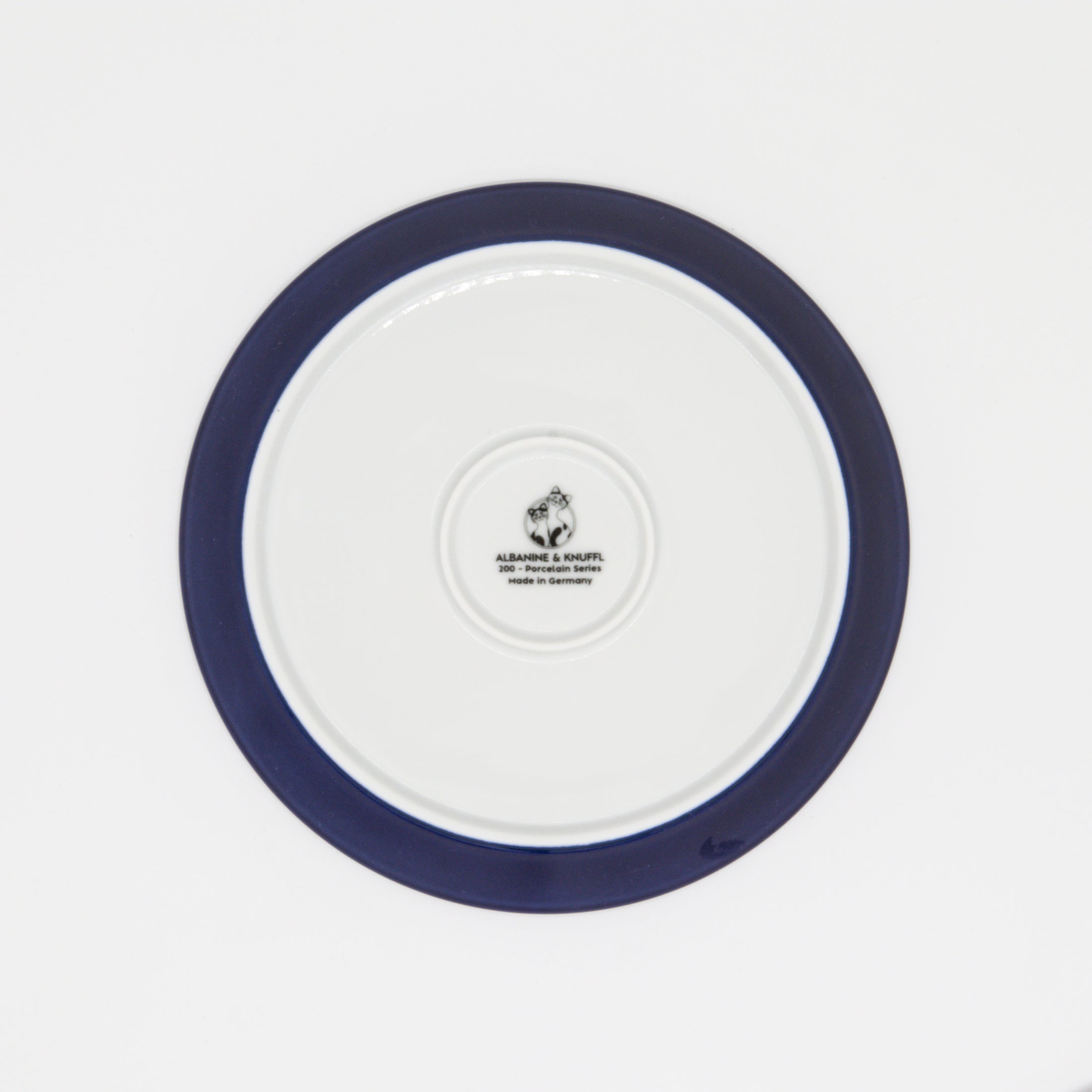Rückseite dunkelblauer Katzenteller aus Porzellan in Größe 20 cm mit Füßen und Bodenmarke – Ansicht von oben (Moonlit Atlantic)