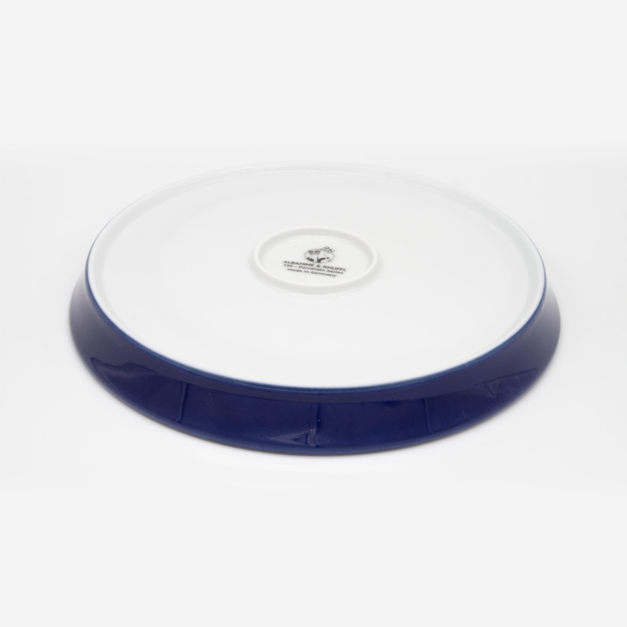 Rückseite dunkelblauer Katzenteller aus Porzellan in Größe 22 cm mit Füßen – Ansicht von schräg oben (Moonlit Atlantic)