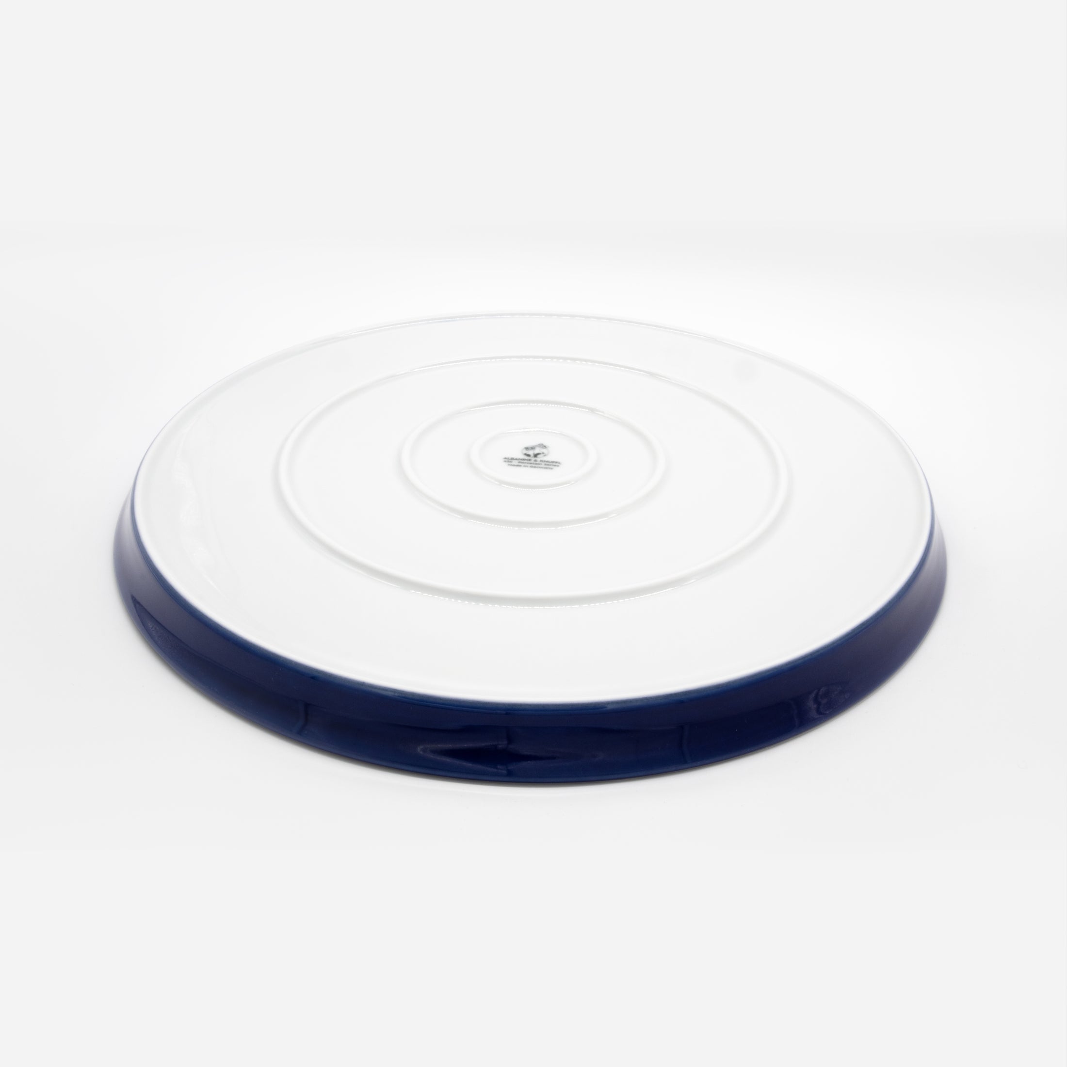Rückseite dunkelblauer Katzenteller aus Porzellan in Größe 42 cm mit Füßen – Ansicht von schräg oben (Moonlit Atlantic)