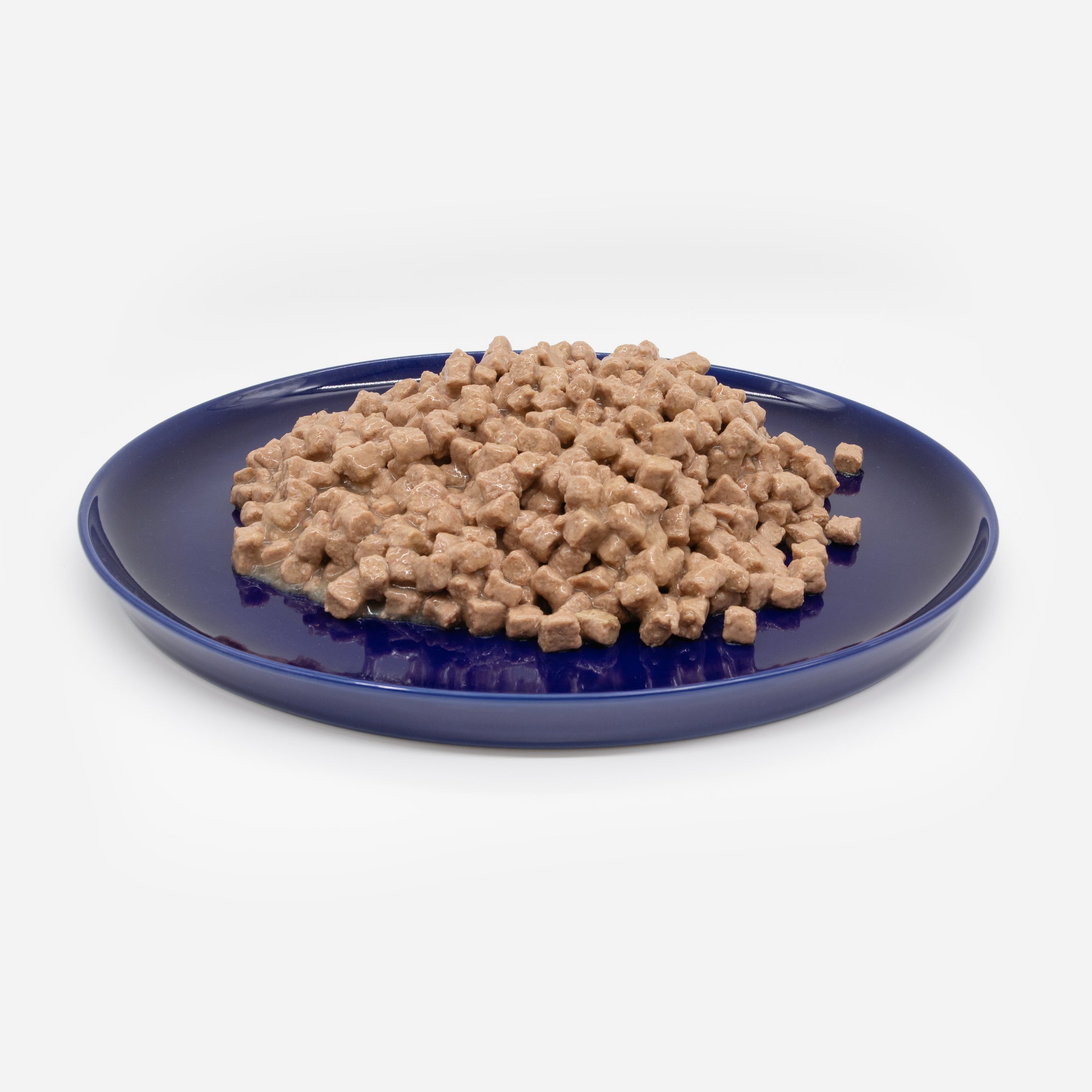 Dunkelblauer Katzenteller aus Porzellan in Größe 42 cm gefüllt mit einem Berg Nassfutter – Ansicht von schräg oben (Moonlit Atlantic)