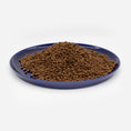 Bild in Galerie-Betrachter laden, Dunkelblauer Katzenteller aus Porzellan in Größe 42 cm gefüllt mit einem Berg Trockenfutter – Ansicht von schräg oben (Moonlit Atlantic)
