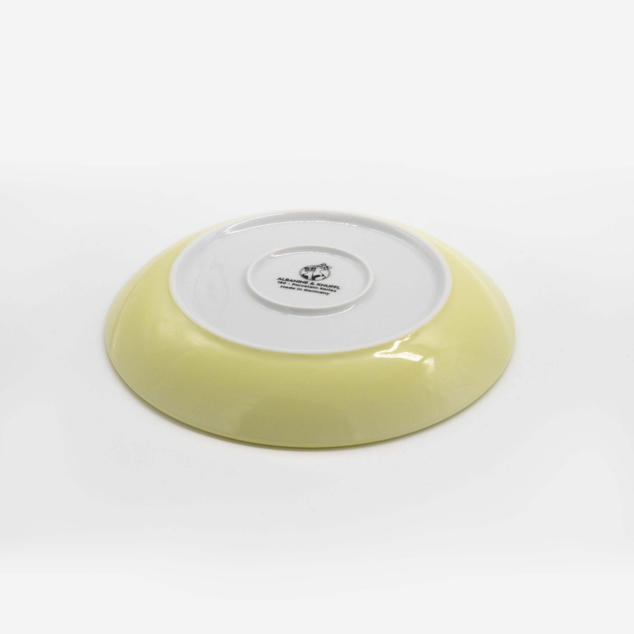 Rückseite gelber Katzenteller aus Porzellan in Größe 18 cm mit Füßen – Ansicht von schräg oben (Faded Linden Yellow)