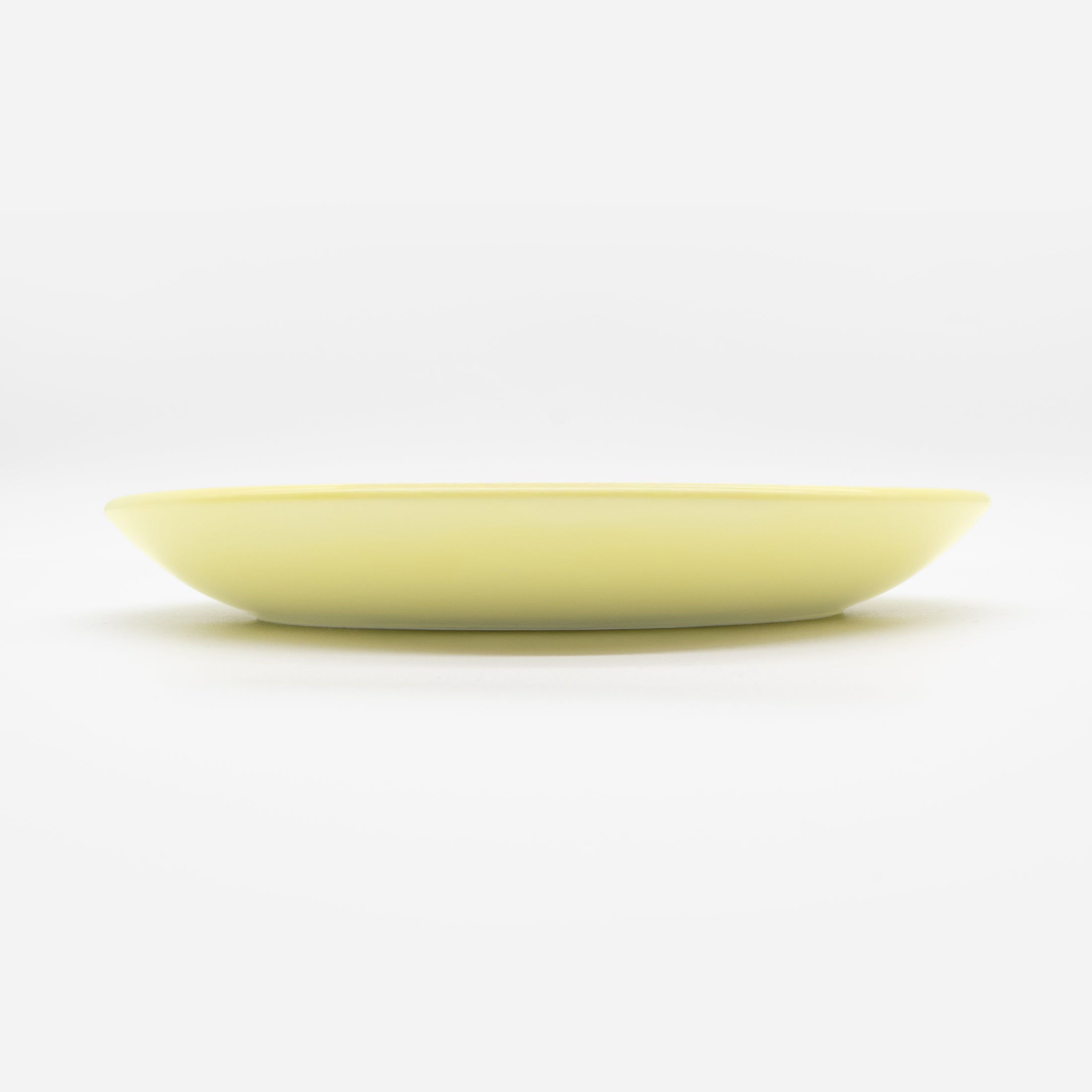 Seitenansicht gelber Katzenteller aus Porzellan in Größe 18 cm (Faded Linden Yellow)
