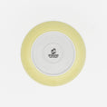 Bild in Galerie-Betrachter laden, Rückseite gelber Katzenteller aus Porzellan in Größe 18 cm mit Füßen und Bodenmarke – Ansicht von oben (Faded Linden Yellow)
