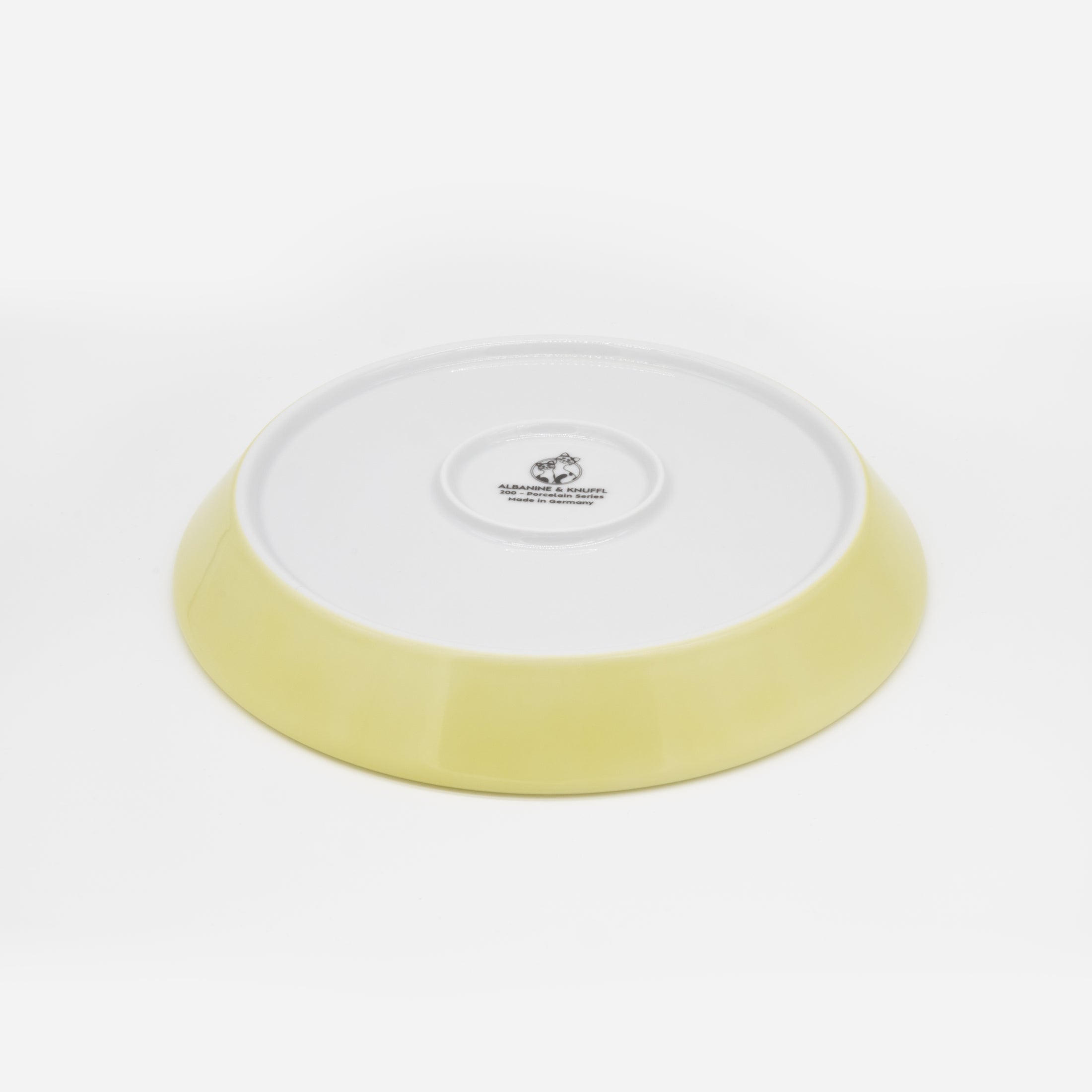 Rückseite gelber Katzenteller aus Porzellan in Größe 20 cm mit Füßen – Ansicht von schräg oben (Faded Linden Yellow)