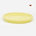 Bild in Galerie-Betrachter laden, Gelber Katzenteller aus Porzellan in Größe 22 cm – Ansicht von schräg oben (Faded Linden Yellow)
