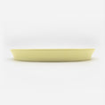 Bild in Galerie-Betrachter laden, Seitenansicht gelber Katzenteller aus Porzellan in Größe 22 cm (Faded Linden Yellow)
