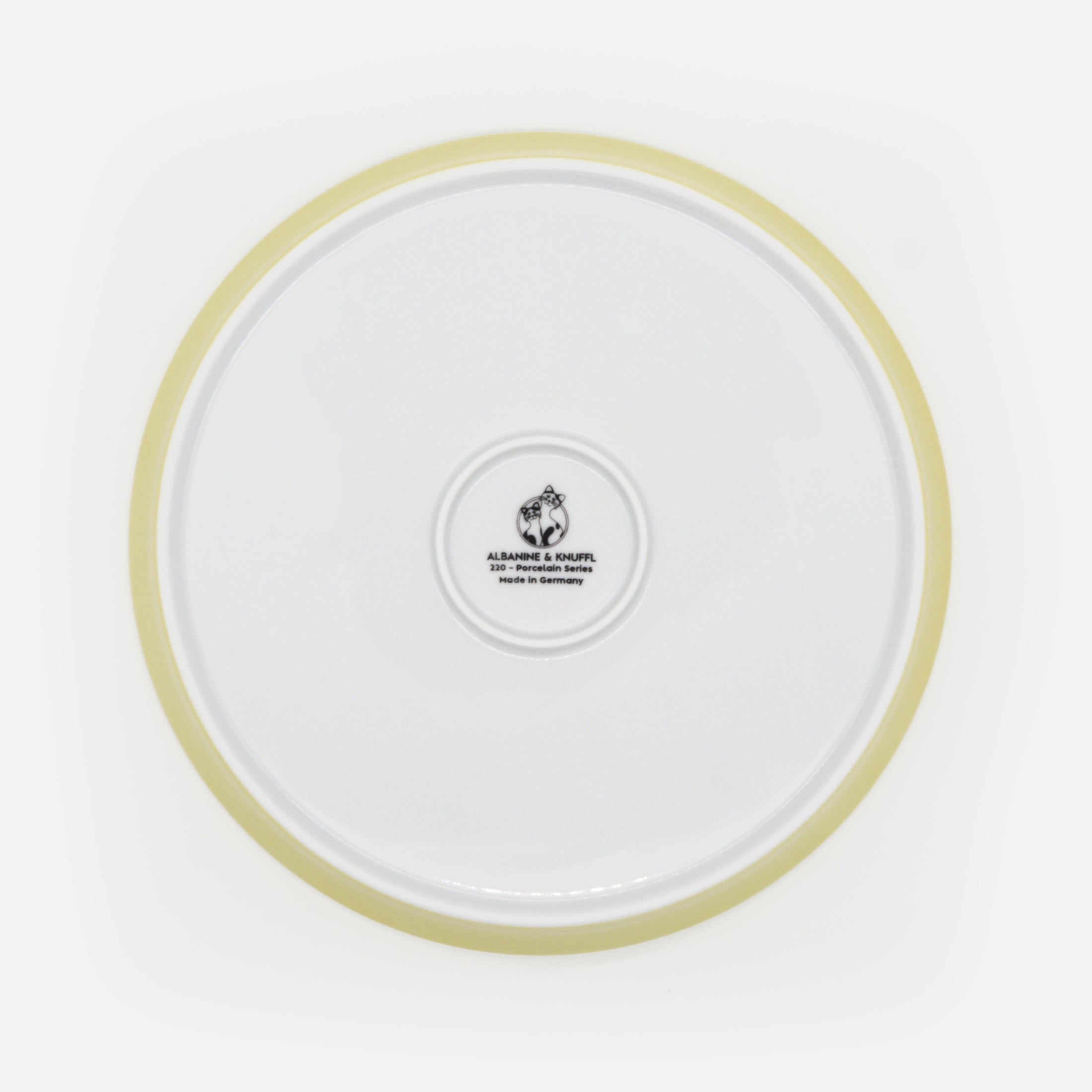 Rückseite gelber Katzenteller aus Porzellan in Größe 22 cm mit Füßen und Bodenmarke – Ansicht von oben (Faded Linden Yellow)