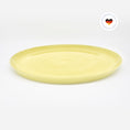 Bild in Galerie-Betrachter laden, Gelber Katzenteller aus Porzellan in Größe 42 cm – Ansicht von schräg oben (Faded Linden Yellow)
