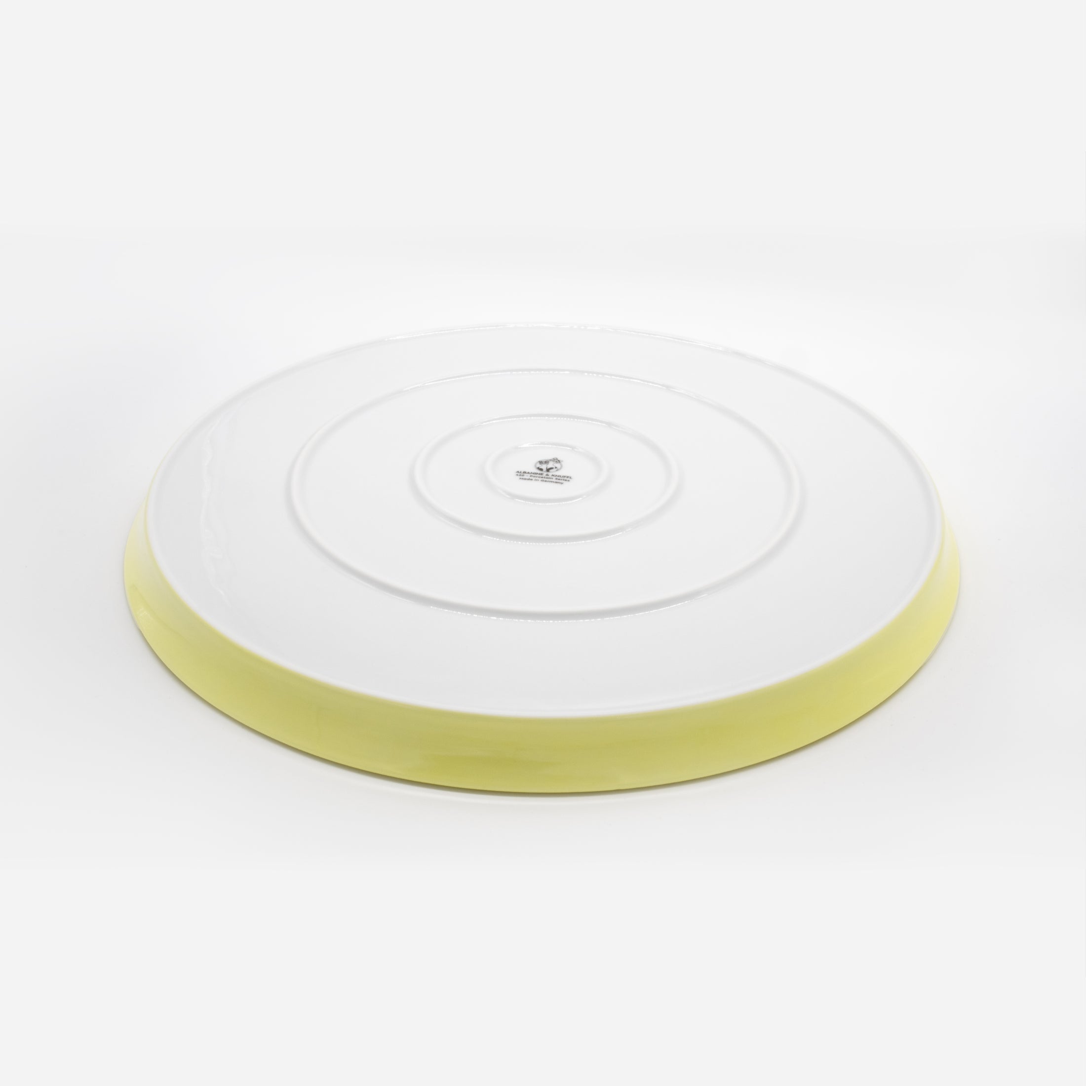 Rückseite gelber Katzenteller aus Porzellan in Größe 42 cm mit Füßen – Ansicht von schräg oben (Faded Linden Yellow)