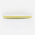 Bild in Galerie-Betrachter laden, Seitenansicht gelber Katzenteller aus Porzellan in Größe 42 cm (Faded Linden Yellow)
