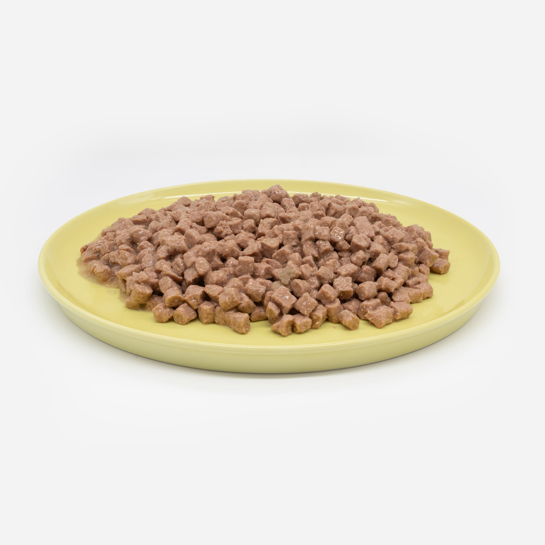 Gelber Katzenteller aus Porzellan in Größe 42 cm gefüllt mit einem Berg Nassfutter – Ansicht von schräg oben (Faded Linden Yellow)