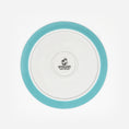 Bild in Galerie-Betrachter laden, Rückseite hellblauer Katzenteller aus Porzellan in Größe 20 cm mit Füßen und Bodenmarke – Ansicht von oben
