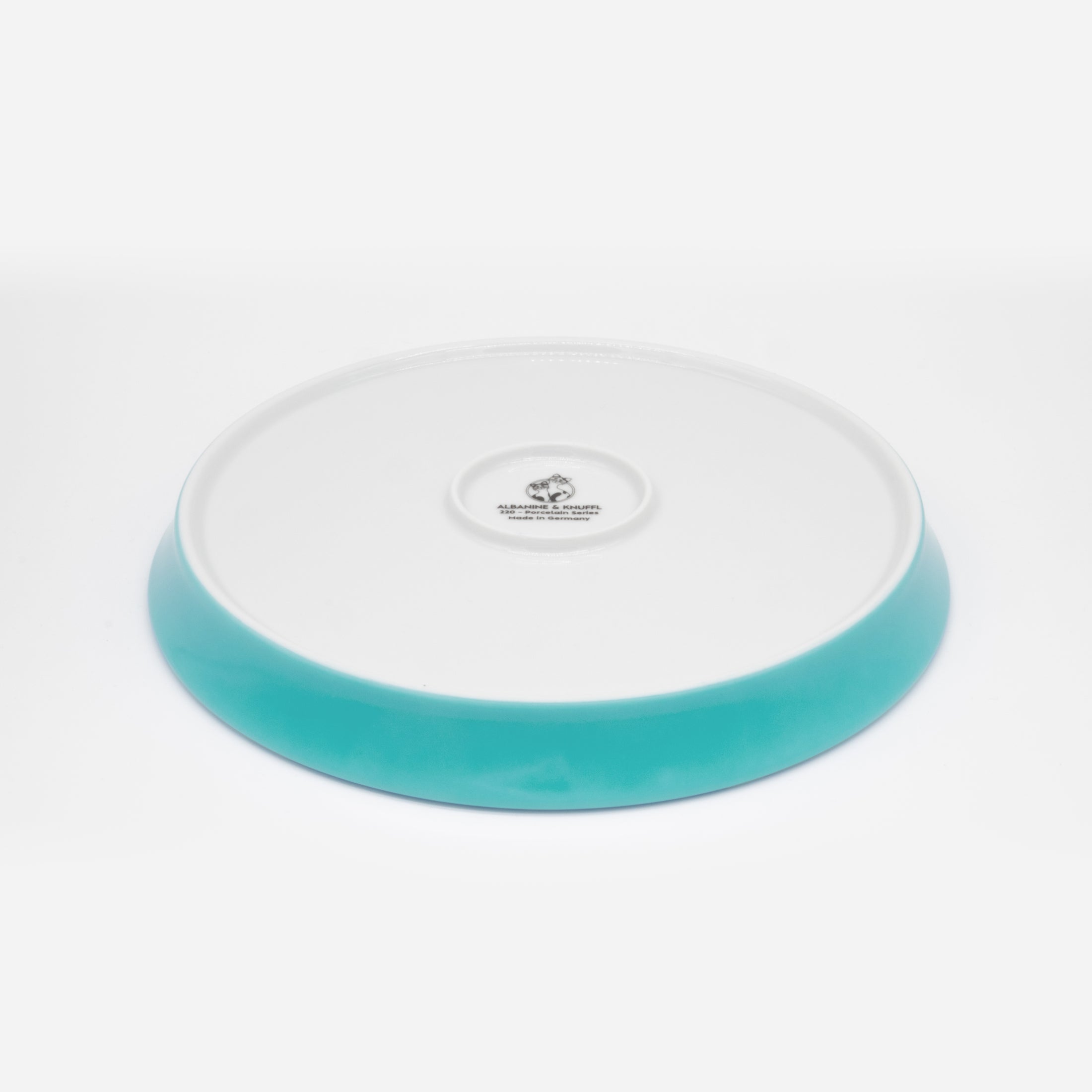 Rückseite hellblauer Katzenteller aus Porzellan in Größe 22 cm mit Füßen - Ansicht von schräg oben