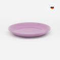 Bild in Galerie-Betrachter laden, Katzenteller pink aus Porzellan in Größe 18 cm – Ansicht von schräg oben (Berry Shake)
