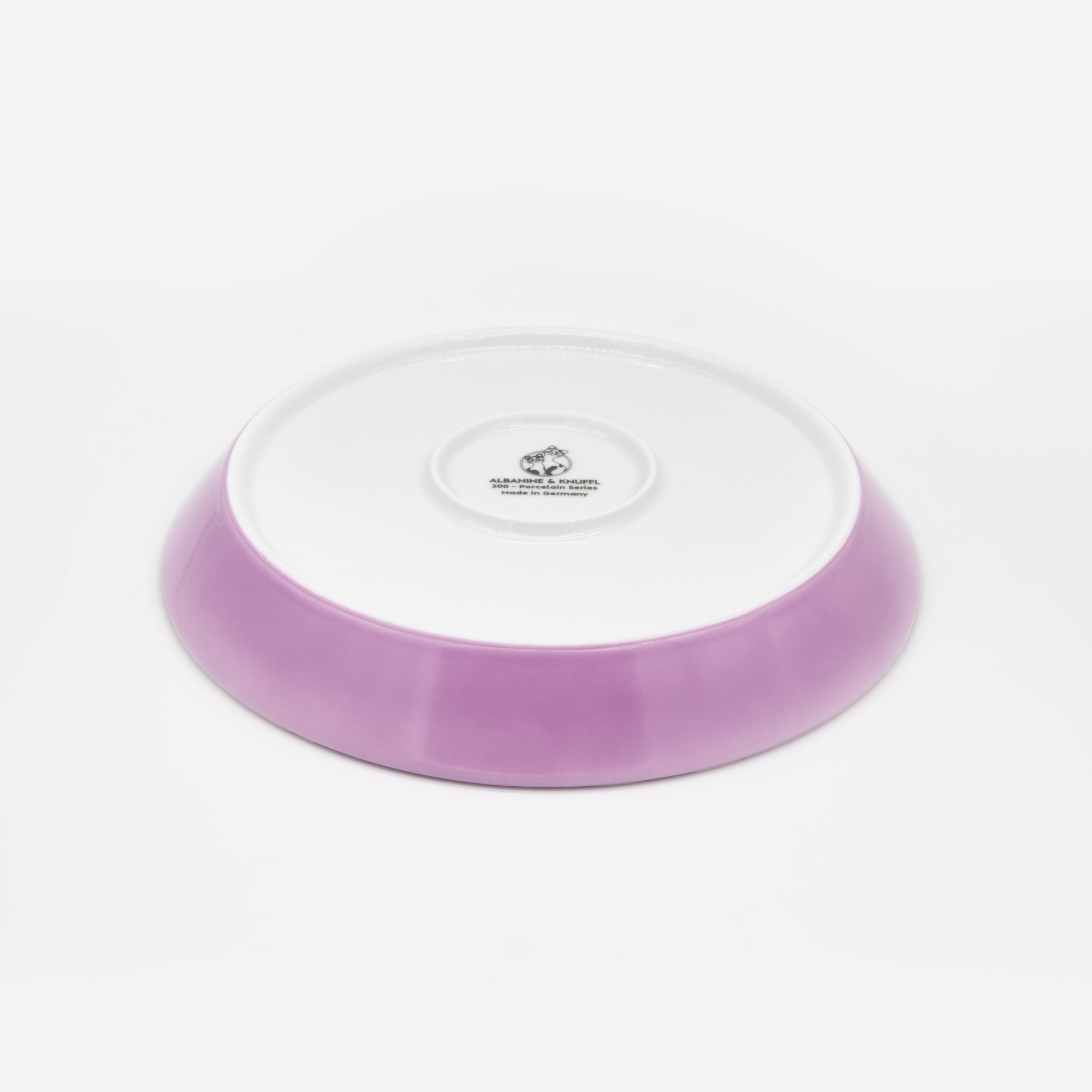 Rückseite Katzenteller pink aus Porzellan in Größe 20 cm mit Füßen – Ansicht von schräg oben (Berry Shake)