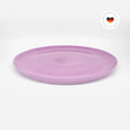 Bild in Galerie-Betrachter laden, Katzenteller pink aus Porzellan in Größe 42 cm – Ansicht von schräg oben (Berry Shake)
