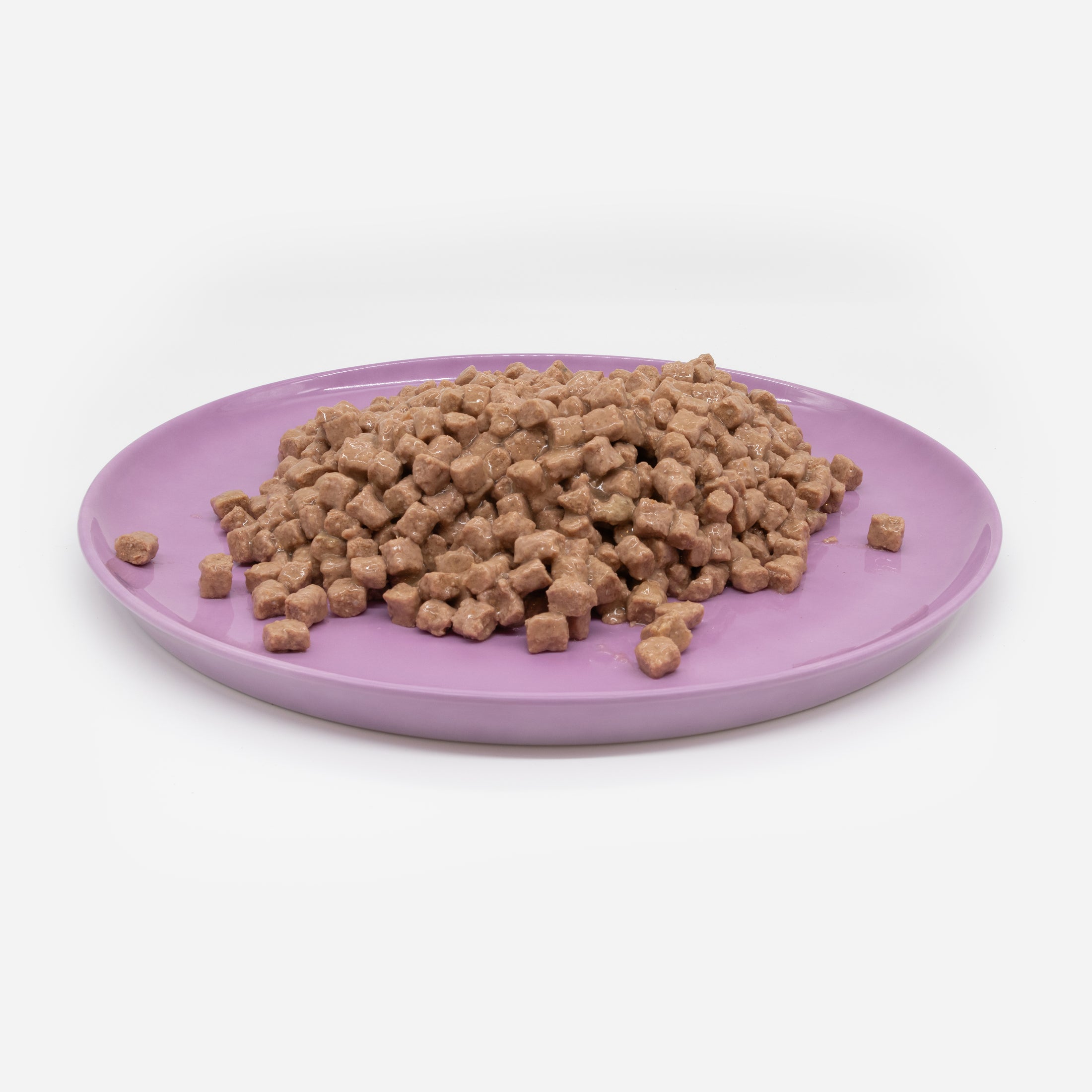Katzenteller pink aus Porzellan in Größe 42 cm gefüllt mit einem Berg Nassfutter – Ansicht von schräg oben (Berry Shake)