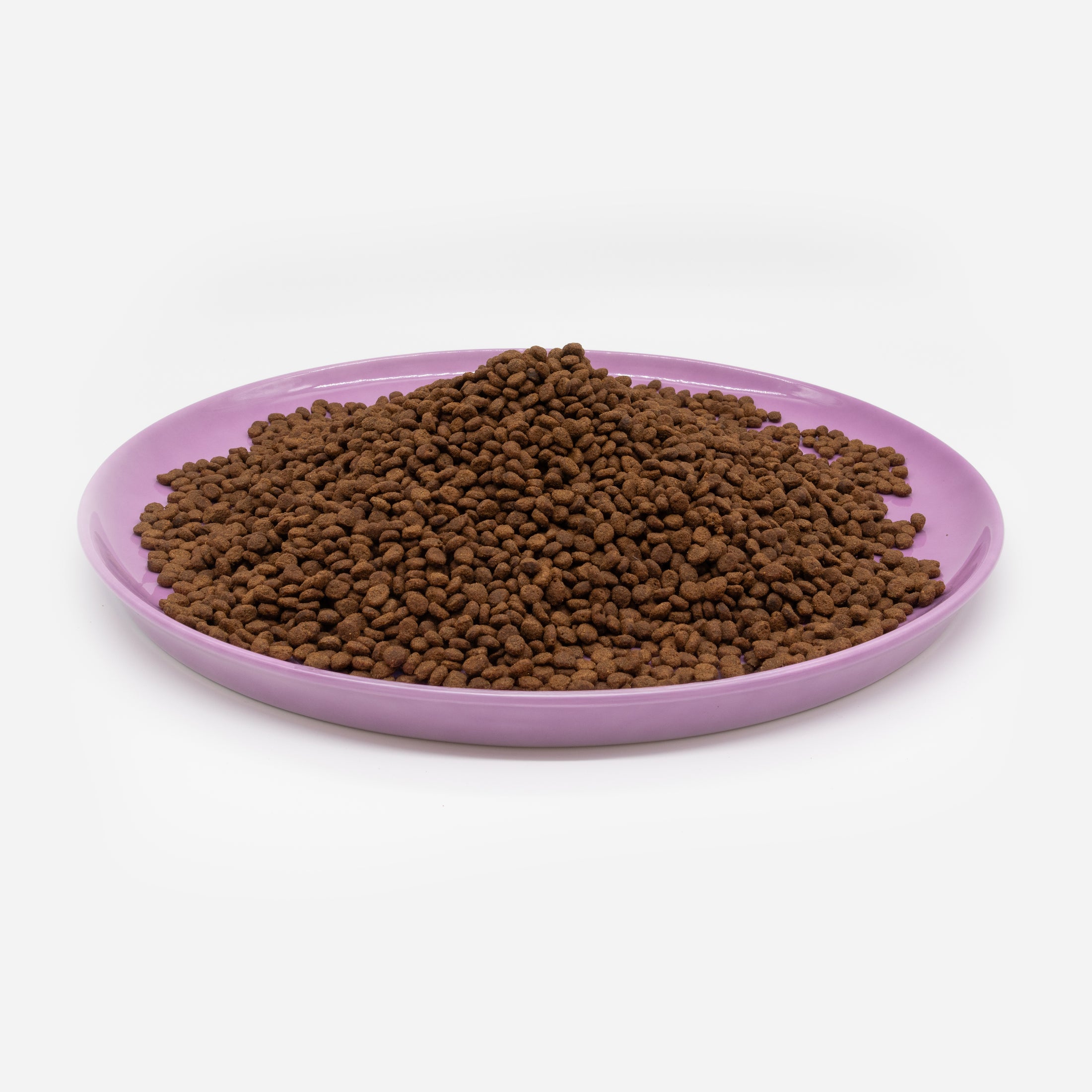 Katzenteller pink aus Porzellan in Größe 42 cm gefüllt mit einem Berg Trockenfutter – Ansicht von schräg oben (Berry Shake)