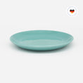 Bild in Galerie-Betrachter laden, Katzenteller türkis aus Porzellan in Größe 18 cm – Ansicht von schräg oben (Jungle Dawn)
