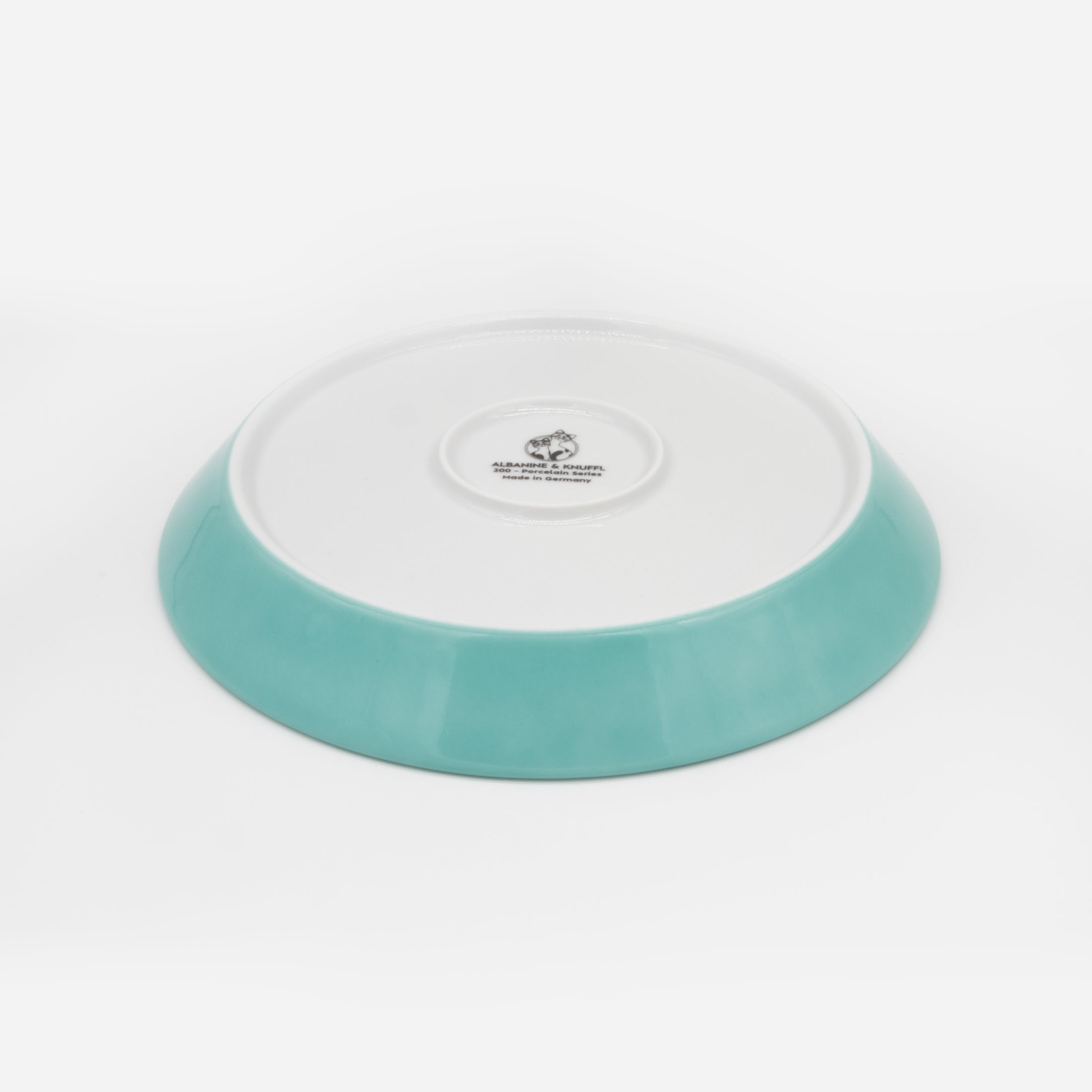 Rückseite Katzenteller türkis aus Porzellan in Größe 20 cm mit Füßen – Ansicht von schräg oben (Jungle Dawn)