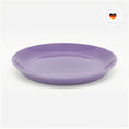 Bild in Galerie-Betrachter laden, Katzenteller violett aus Porzellan in Größe 20 cm – Ansicht von schräg oben (Easter Egg)

