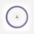 Bild in Galerie-Betrachter laden, Rückseite Katzenteller violett aus Porzellan in Größe 20 cm mit Füßen und Bodenmarke – Ansicht von oben (Easter Egg)
