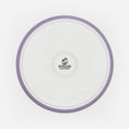 Bild in Galerie-Betrachter laden, Rückseite Katzenteller violett aus Porzellan in Größe 22 cm mit Füßen und Bodenmarke – Ansicht von oben (Easter Egg)
