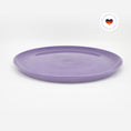 Bild in Galerie-Betrachter laden, Katzenteller violett aus Porzellan in Größe 42 cm – Ansicht von schräg oben (Easter Egg)

