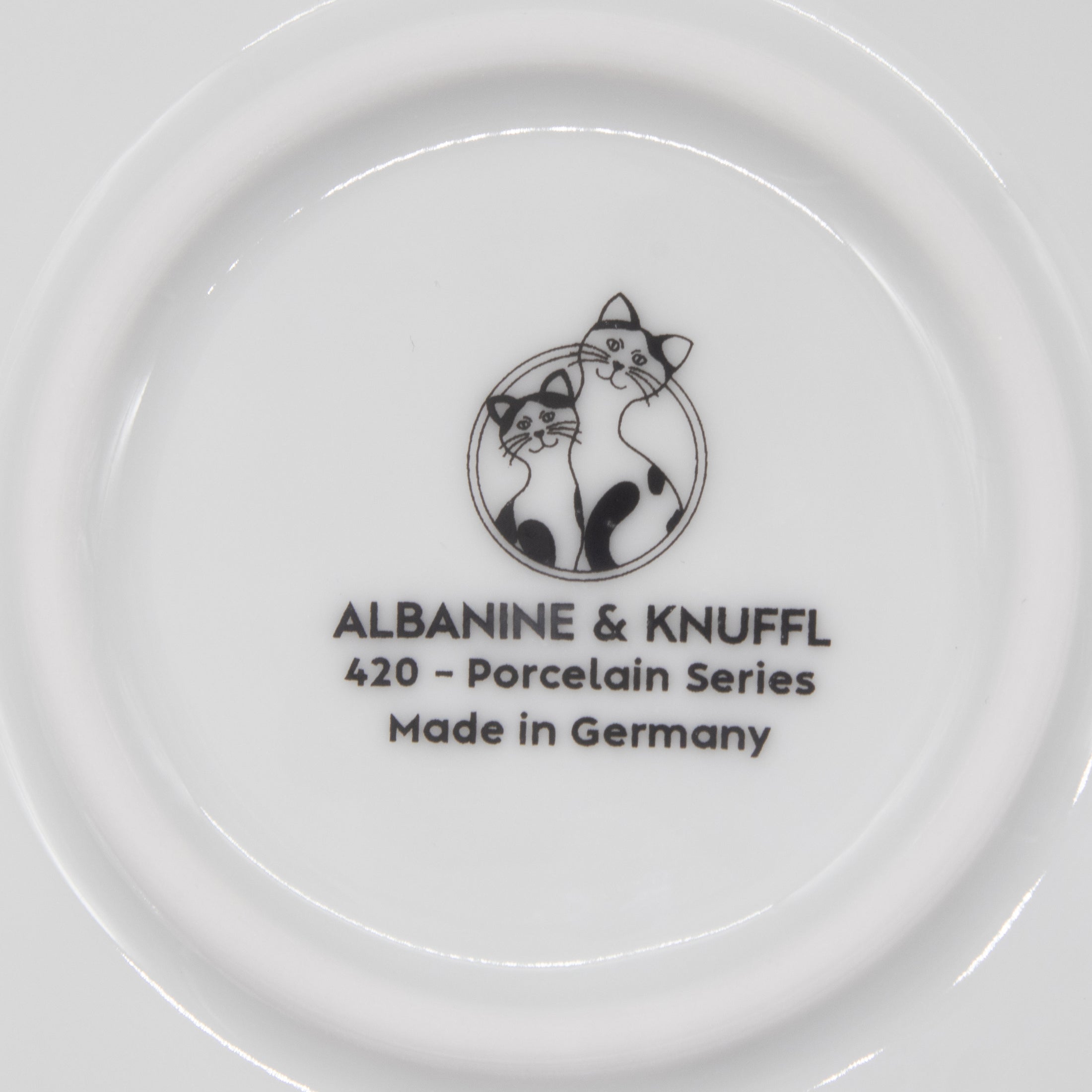 Nahaufnahme Bodenmarke auf Rückseite Katzenteller violett aus Porzellan in Größe 42 cm (Easter Egg)