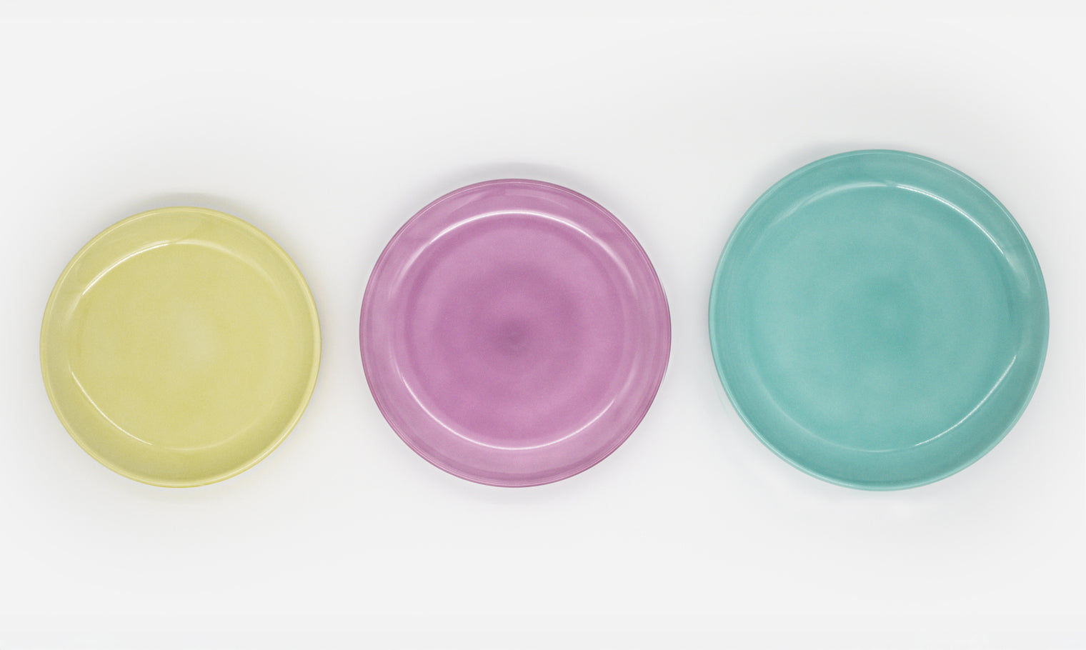 3 farblich katzenfreundliche Katzenteller nebeneinander in 3 verschiedenen Größen von Albanine & Knuffl – Ansicht von oben
