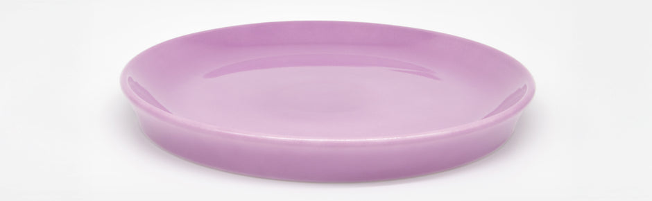 Nahaufnahme pinker Katzenteller von Albanine & Knuffl aus Porzellan in Größe 22 cm – Ansicht von schräg oben