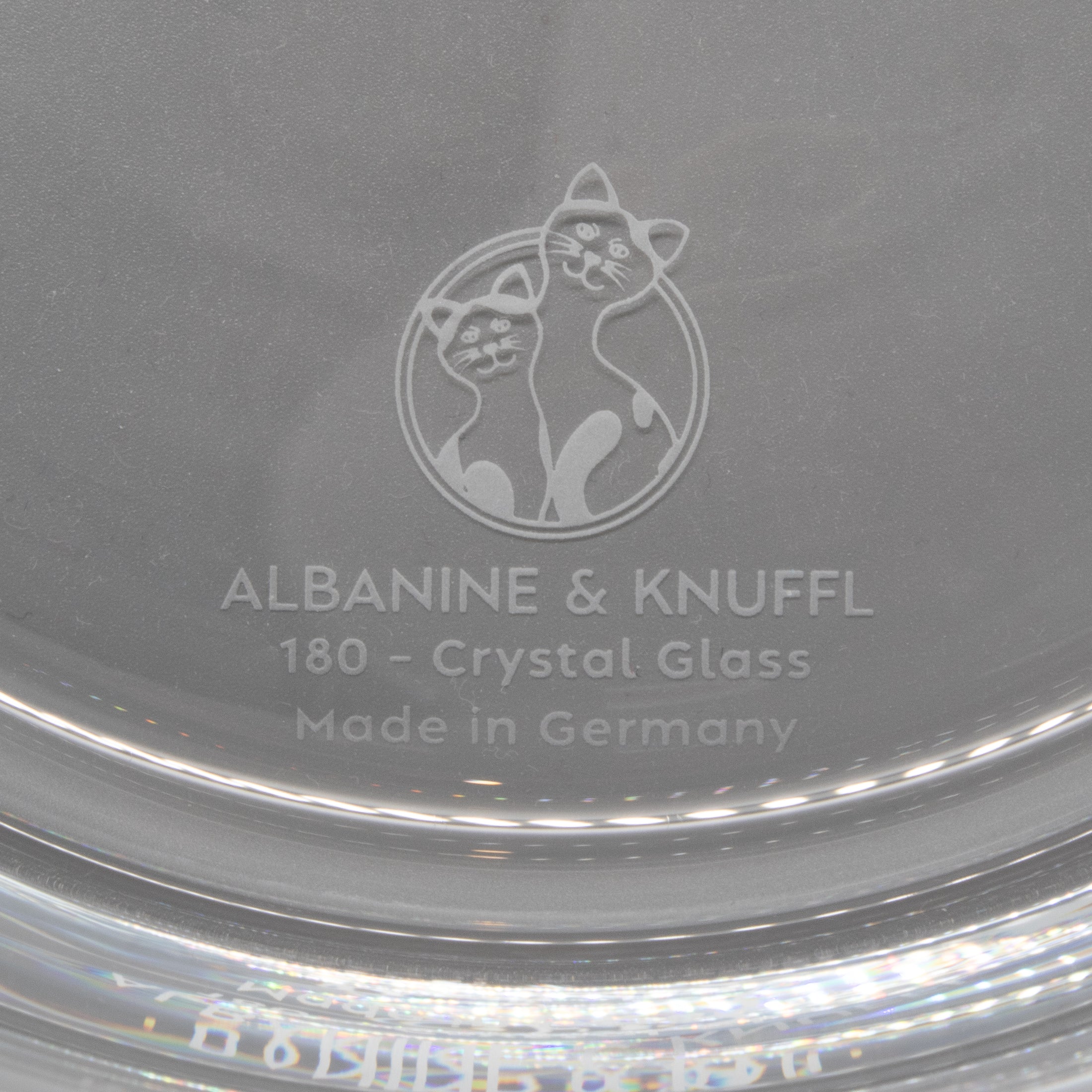 Nahaufnahme Bodenmarke auf der Rückseite einer Trinkschale für Katzen aus farblosem Kristallglas in Größe 18 cm