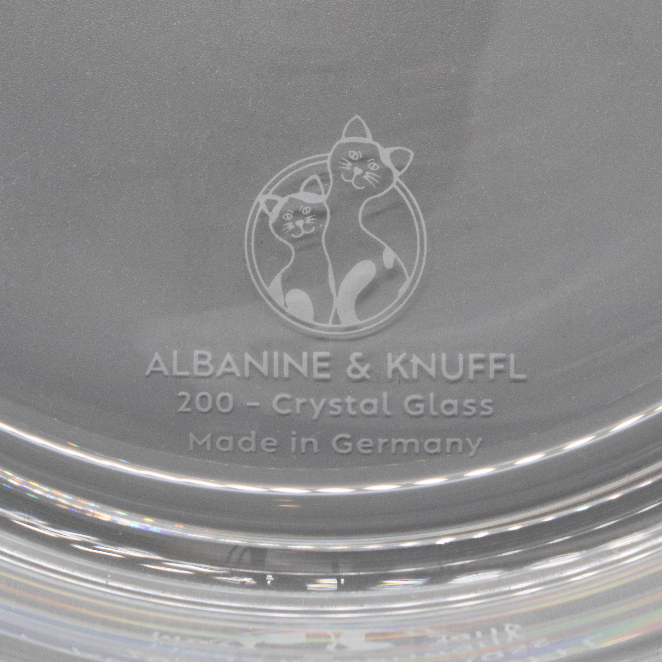 Nahaufnahme Bodenmarke auf der Rückseite einer Trinkschale für Katzen aus farblosem Kristallglas in Größe 20 cm