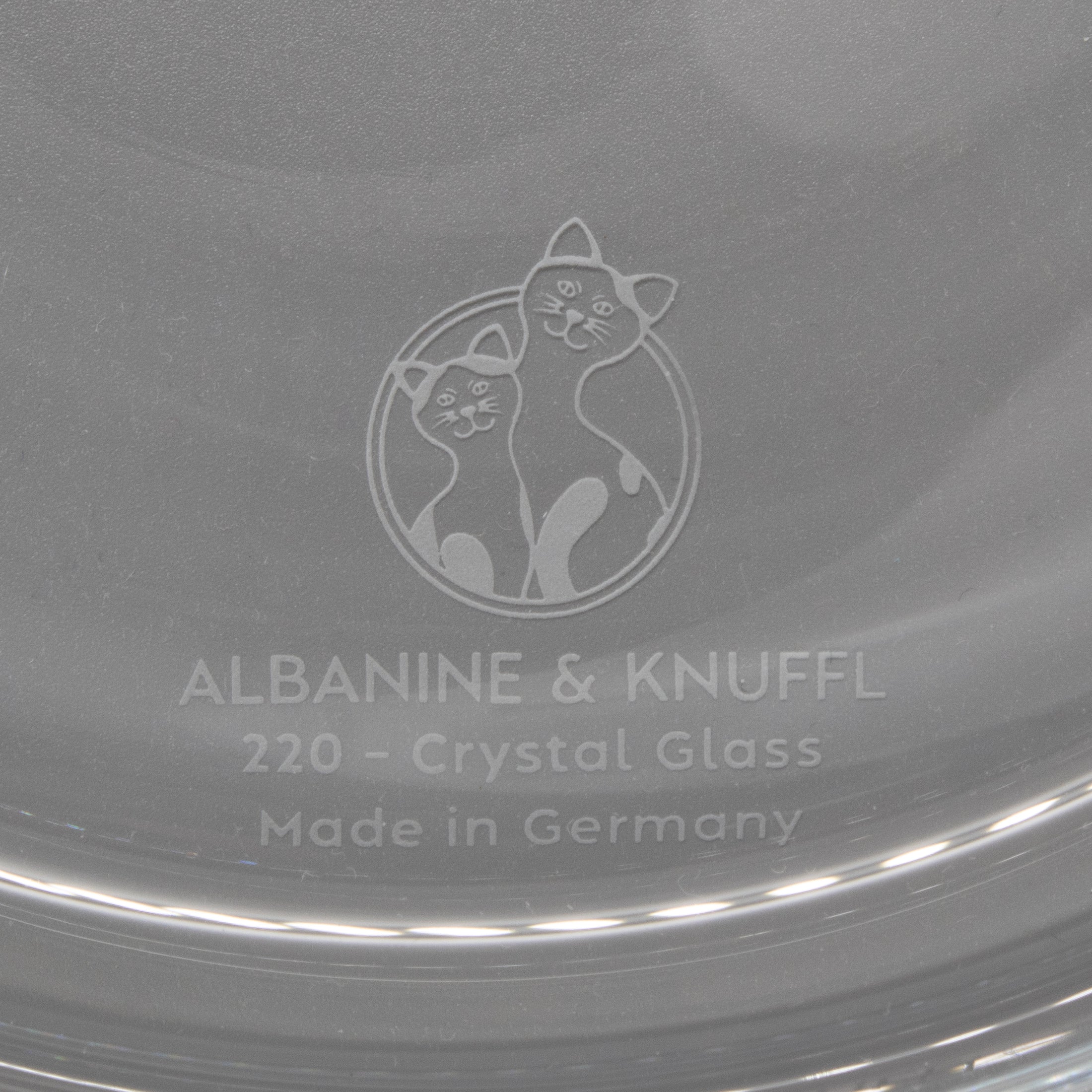 Nahaufnahme Bodenmarke auf der Rückseite einer Trinkschale für Katzen aus farblosem Kristallglas in Größe 22 cm